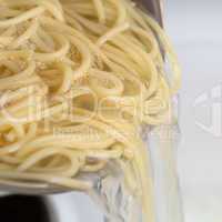 Spaghetti Nudeln Pasta kochen: heißes Wasser aus Topf abgießen