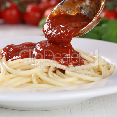 Spaghetti Nudeln Pasta kochen: Tomaten Sauce Napoli servieren au