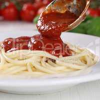 Spaghetti Nudeln Pasta kochen: Tomaten Sauce Napoli servieren au