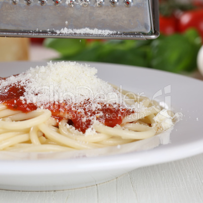 Spaghetti Nudeln Pasta kochen: Parmesan Käse mit Reibe reiben