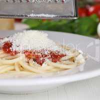 Spaghetti Nudeln Pasta kochen: Parmesan Käse mit Reibe reiben