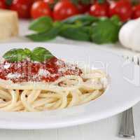 Spaghetti Nudeln Pasta kochen: fertiges Gericht mit Tomaten Sauc