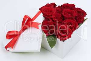 Geschenk als Herz mit Rosen zum Geburtstag, Muttertag oder Valen