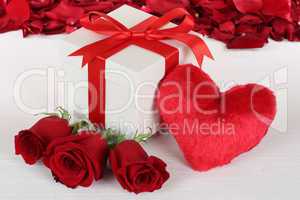 Geschenk mit Herz und Rosen zum Geburtstag, Muttertag oder Valen