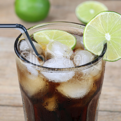 Cola Getränk im Glas mit Eiswürfeln