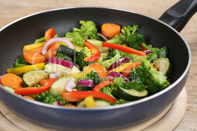 Gericht kochen Gemüse in der Pfanne