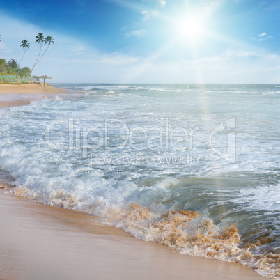 view of the sea, blue sky and sun