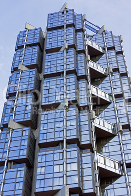 Fassade eines modernen Wohngebäudes in Paris, Frankreich