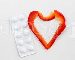 Herz aus Paprika mit Tabletten