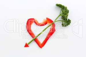 Herz aus Gemüse mit Pfeil