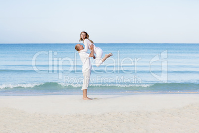 verliebtes junges paar im sommer am strand