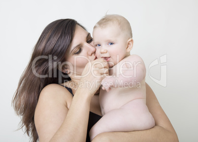 Mutter und nacktes Kleinkind