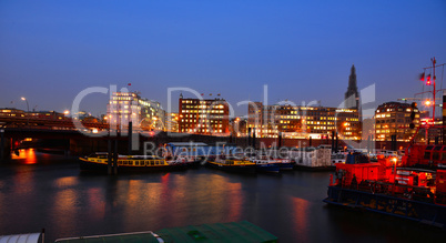 Hamburg bei Nacht blaue Stunde