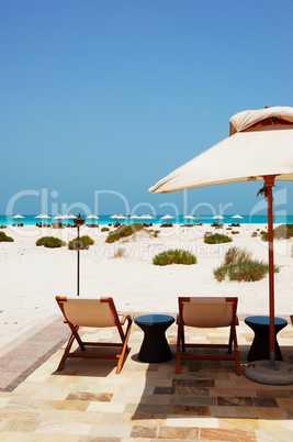 Sunbeds and umbrellas at the beach of luxury hotel, Abu Dhabi, U