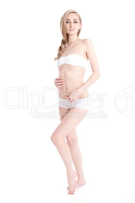 Junge Frau in weißer Untrerwäsche für Wellness mit blonen Haa
