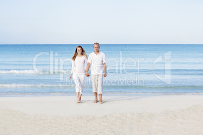 verliebtes junges paar im sommer am strand