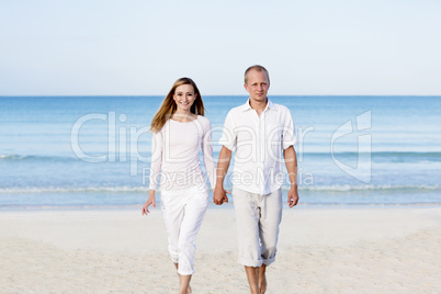 verliebtes junges paar im sommer am strand