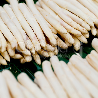 fresh seasonal asparagus on market