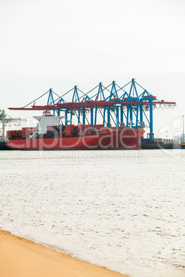 Port terminal for loading and offloading ships