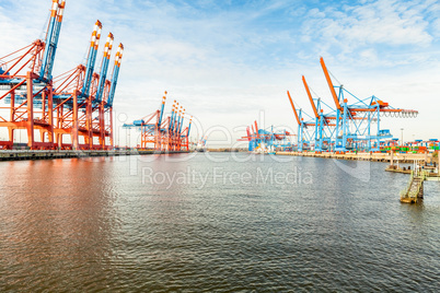 Port terminal for loading and offloading ships
