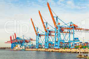 Port terminal for loading and offloading ships