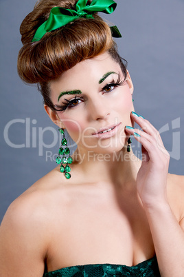brunette woman with green jewelery and accssesoires