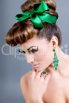 brunette woman with green jewelery and accssesoires