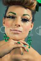 brunette woman with green jewelery and accssesoires