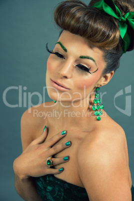 brunette woman with green jewelery and accssesoires