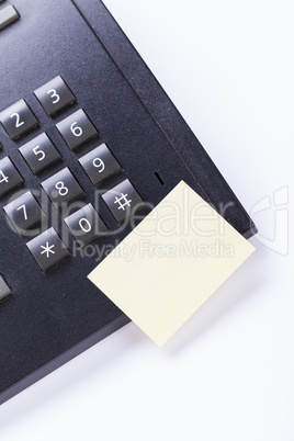 memo post it message on telefone in office