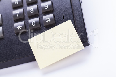 memo post it message on telefone in office