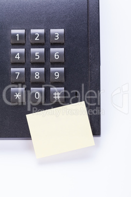 memo post it message on telefone in office