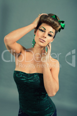 brunette woman with green jewelery and accssesoires