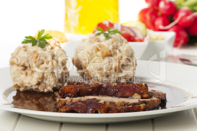 Bayerische Schweinebraten mit Knödel