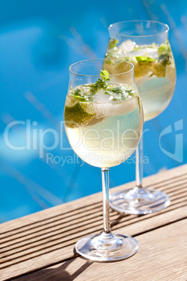 hugo prosecco elderflower soda ice summer drink