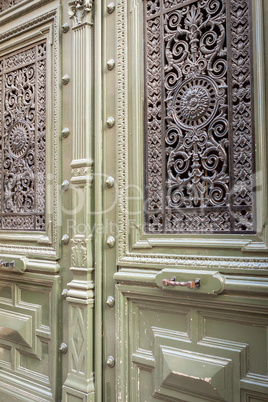 Exterior of a historical townhouse in Paris