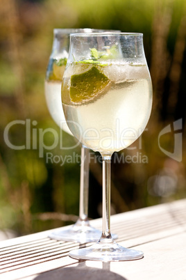 hugo prosecco elderflower soda ice summer drink