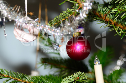 rote kugel am weihnachtsbaum