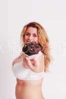 Frau  präsentiert einen Muffin aus Schokolade