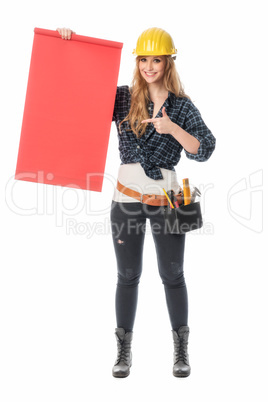 Weiblicher Handwerker hält ein Werbeschild