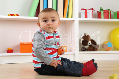 Baby beim Spielen mit Spielzeug