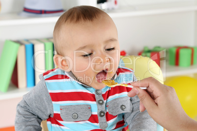 Baby füttern mit Brei