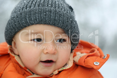 Fröhliches Baby im Schnee im Winter