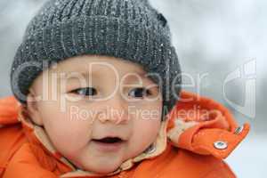 Fröhliches Baby im Schnee im Winter