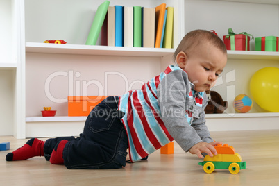Baby beim Spielen mit Spielzeug Auto