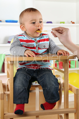 Baby beim Essen von Brei