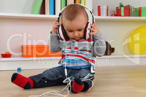 Baby beim hören von Musik über Kopfhörer