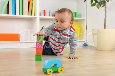 Baby beim Spielen mit Bausteine Würfel