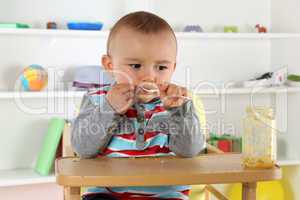 Baby beim Essen von Brei mit Löffel