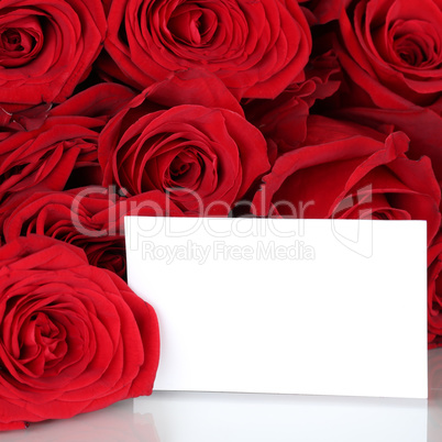 Rote Rosen zum Valentinstag oder Muttertag mit leerem Schild und